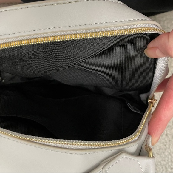 Round crossbody bag with floral embellishment - Picture 4 of 8